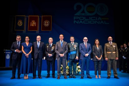Representantes políticos y altos cargos de la Policía Nacional de Almería posan al final del acto.