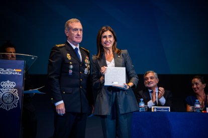 María Sacramento Sánchez, teniente de alcalde, recoge la mención especial concedida al Ayuntamiento.