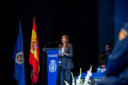 María Sacramento Sánchez, teniente de alcalde, da su discurso a raíz de la mención especial concedida al Ayuntamiento.