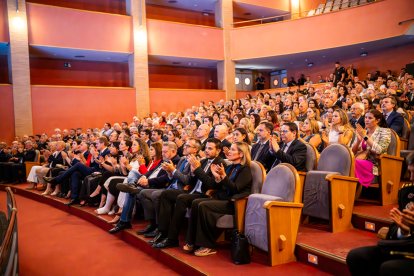 Asistentes atentos al desarrollo del acto.