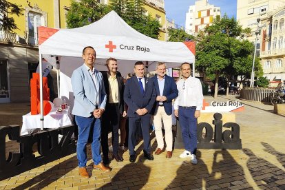 Cruz Roja celebra el Día de la Banderita y sus 160 años en Almería.