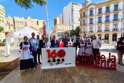 Autoridades y voluntarios celebran el Día de la Banderita y el aniversario de la Cruz Roja en Almería.