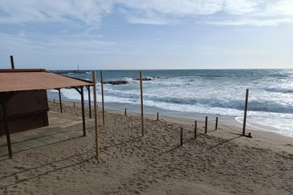 Cuando hay oleaje al agua suele llegar a la puerta del chiringuito.