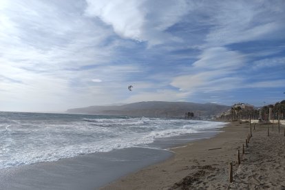 Vista general de las playas de Almería con vientos superiores a 60 km/h.