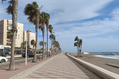 La soledad del Paseo Marítimo.