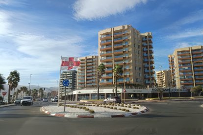 La bandera de Almería junto a las torres de la Térmica.