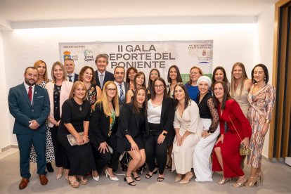 Jugadoras del Club de Mamás de fútbol de La Mojonera-El Viso junto al alcalde y concejales de La Mojonera.