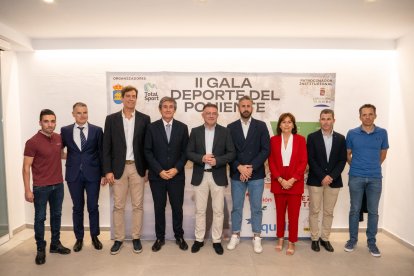 Alcalde de Berja y concejales junto a los organizadores de La Indomable.