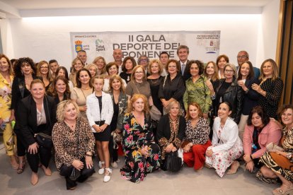 Grupo de premiados de Adra pertenecientes al Dragon Boat del Club Náutico de Adra.