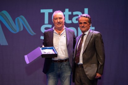 Juan José Fernández de Grupo Saveres haciendo entrega de premio al club Náutico de Almerimar.