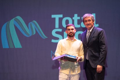 Pablo Fernández premiado por el Ayuntamiento de Adra. Jugador de la King League.