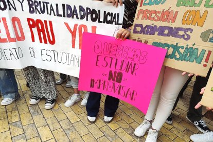 Estudiantes exigen la publicación inmediata del nuevo modelo de examen de la PAU.