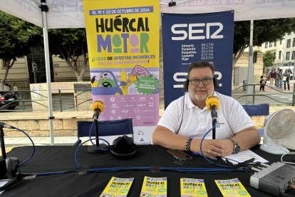 Alfredo Casas antes de comenzar a recibir a los invitados de \'Huércal Motor\'.