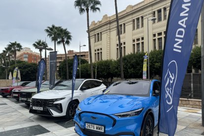 La Rambla de Almería se ha llenado de coches debido al evento automovilístico denominado \'Huércal Motor\'.