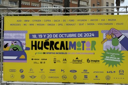 Photocall de \'Huércal Motor\', ubicado en la Rambla, para recibir a la SER y a todos los que pasaban por allí.