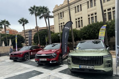 Diferentes marcas de automóviles ha expuesto uno de sus coches en la Rambla de Almería.