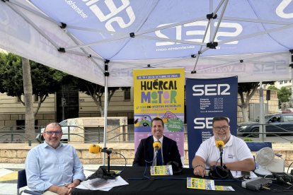 Juan Manuel Gamarra y Antonio Bernabé, de grupo Stellantis, anunciaron la importancia del evento y animaron a la gente a acudir estos días de exposición.