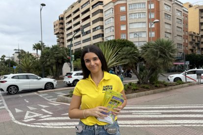 Paola Jiménez, azafata, repartía folletos informativos de la feria automovilística.