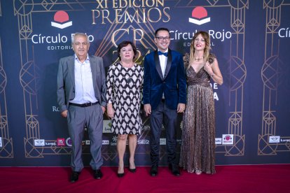 Alberto Cerezuela y Noelia Pérez junto a sus familiares.