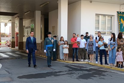 Entrada del subdelegado de Gobierno, José María Martín y el coronel Jorge Montero Llácer a la Comandancia