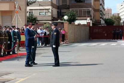 Entrega de la condecoración al inspector de la Policía Nacional, Manuel Mayo