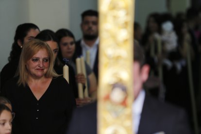 Hermanos con cirio para el traslado de Los Ángeles.