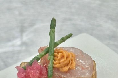 Lingote de gamba con crema de tomate seco y perlas de aceite de Oleo Almanzora.