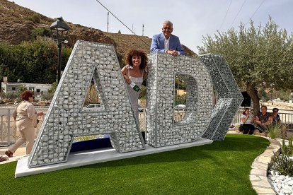 Logotipo del programa Andalucia Directo, realizado en canto rodado de mármol de Macael. Premio A La Comunicación, Modesto Barragán, Periodista.