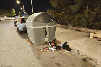 Junto al contenedor esperan las manos salvadoras.