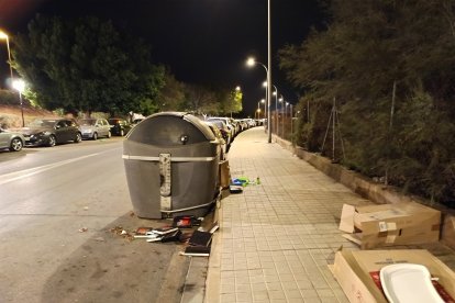 Los contenedores de la rotonda del Ambulatorio Cruz de caravaca.