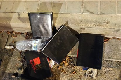 Tomos esperando un nuevo destino junto al contenedor.