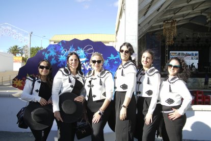 Las responsables de Salas García Ópticos, Loly y Mari Salas, con compañeras y amigas disfrutando de la feria.