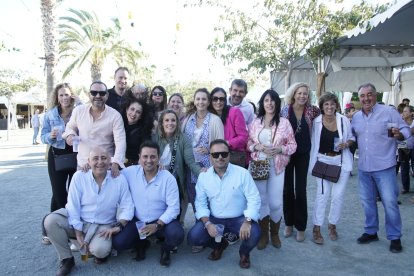 Trabajadores de Cajamar disfrutando de la feria. En la imagen junto al alcalde huercalense, Domingo Fernández.