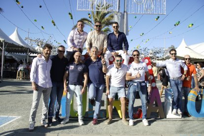 Parte de la plantilla de Bomberos del Levante, grandes profesionales que también saben divertirse.
