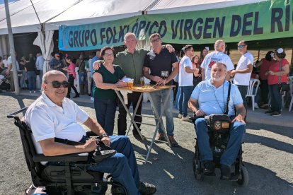 Ginés Martínez Aragón (primero por la derecha) disfrutando como cada año de su feria junto a amigos.