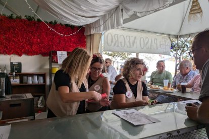 Trabajadoras del Paso Negro, atendiendo siempre con profesionalidad a los clientes.