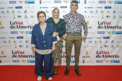 Patricia Escobar, premiada en Economía, y su familia: María trinidad Molina y Juan Ibáñez.