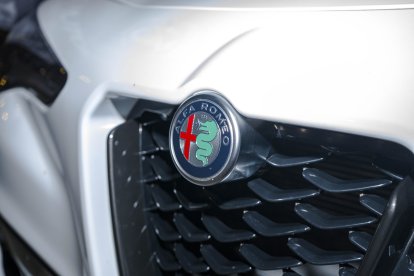 Detalle del Alfa Romeo en exposición durante la gala de los Premios Poniente.