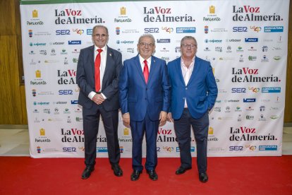 Juan Antonio González, presidente de Vicasol, Antonio Bonilla, alcalde de Vícar, y Francisco Rodríguez, concejal de Agricultura de Vícar.