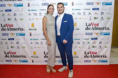 Daniel Segura, director financiero de Ecoinves, junto a su acompañante posan en el photocall.