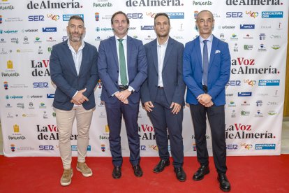 Francis Sedano, Francis Rubí, Francisco Tarifa y José Martín, todos directivos de Caixabank, posan en el photocall.