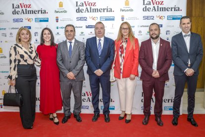 Pedro Manuel de la Cruz y Fran García, de LA VOZ, junto al alcalde de La Mojonera y su equipo de gobierno.