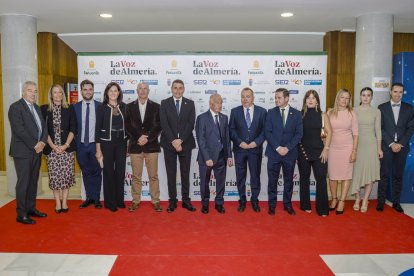 Equipo de Gobierno del Ayuntamiento de Roquetas de Mar, junto con Pedro Manuel de la Cruz, director de LA VOZ, y Fran García, director de LA VOZ en