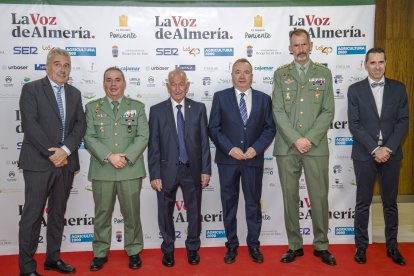 Pedro Manuel de la Cruz, Gabriel Amat, Ángel Escobar y representantes de la Legión, premiados por La Desértica.