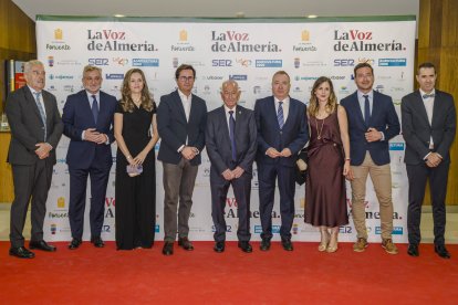 Equipo de gobierno del Ayuntamiento de Roquetas de Mar junto a Pedro Manuel de la Cruz, director de LA VOZ.