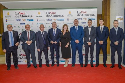 Gerentes y comerciales de LA VOZ junto al alcalde de Roquetas de Mar y miembros del ayuntamiento de Dalías.