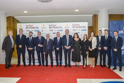 Diputados provinciales de Almería, el alcalde de Roquetas de Mar, comerciales de LA VOZ y personal del Ayuntamiento de Vícar posan en el photocall