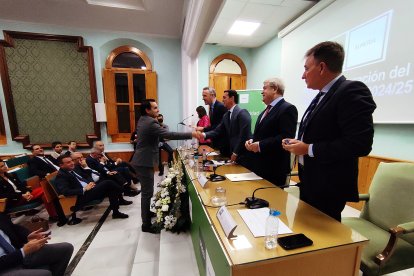 Entrega de insignias de la UNED.