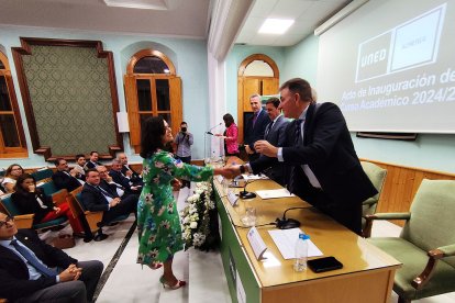 Entrega de insignias de la UNED.