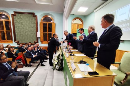 Entrega de insignia de la UNED al profesor Rafael Quirosa por sus 20 años como docente del centro.